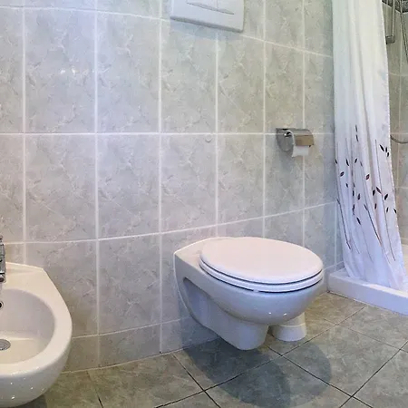 Britta Βίλα Oggebbio